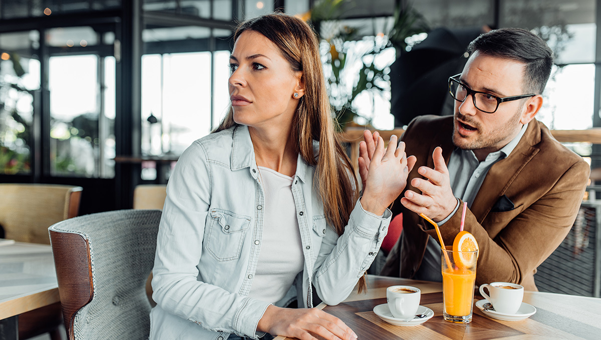Hádajúci sa pár v kaviarni. Zdroj: iStock.com/bulatovic
