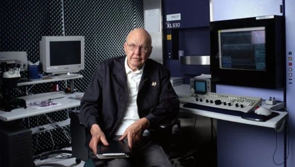 Nobelista Jack Kilby vynašiel integrovaný obvod v roku 1958.