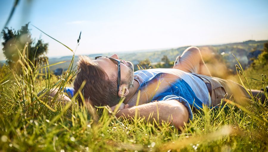 Naša nálada sa môže na slnku zlepšiť z viacerých dôvodov, ktoré súvisia s našimi génmi, mozgom a hormónmi. Zdroj: iStock.com/BartekSzewczyk