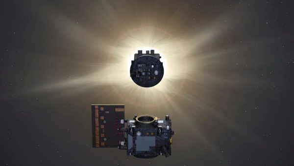 Dva satelity misie Proba-3 letia v presnej formácii asi 150 m od seba, aby vytvorili vonkajší koronograf vo vesmíre, pričom jedna sonda zatieni Slnko, aby druhá mohla skúmať inak neviditeľnú slnečnú korónu.