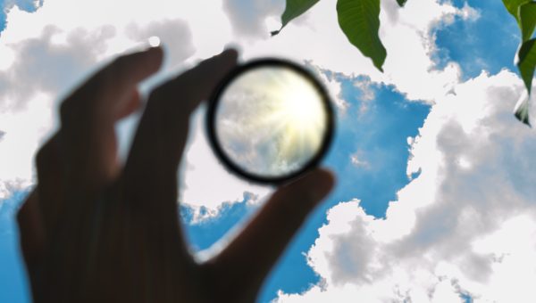 Slnko cez polarizačný filter - fotomontáž. Zdroj pozadia: iStock.com/Алексей Филатов; Slnko: iStock.com/Olga Prozorova