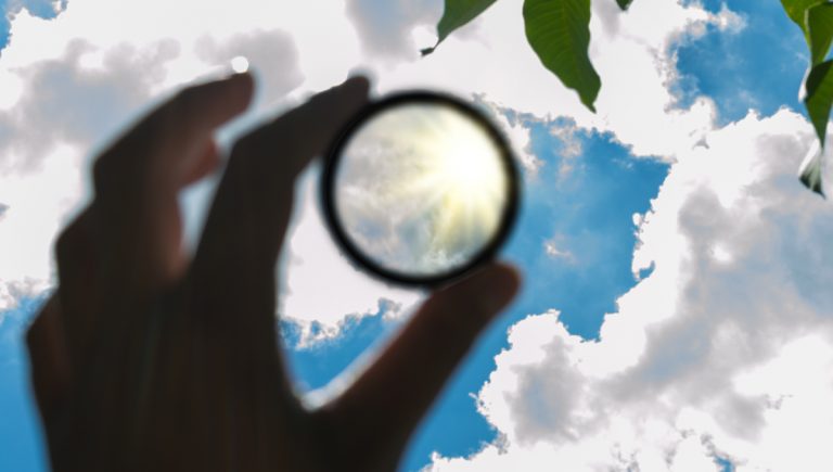 Slnko cez polarizačný filter - fotomontáž. Zdroj pozadia: iStock.com/Алексей Филатов; Slnko: iStock.com/Olga Prozorova