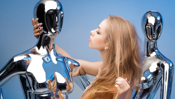 Žena a figuríny. Zdroj: iStock.com/Erstudiostok