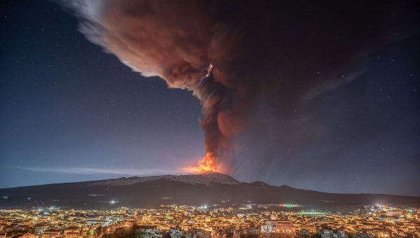 Sopka Etna sa opäť prebudila. 2. júna sa pripomenula veľkolepu erupciou, ktorá vystrašila turistov.