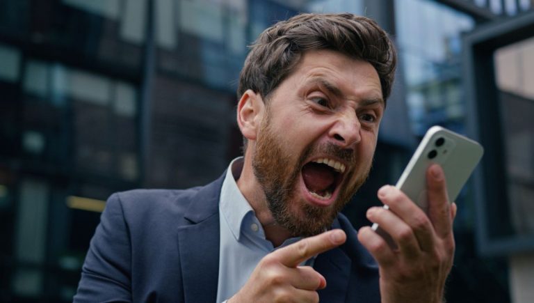 Agresívny človek. Zdroj: iStock/Yuliia Kaveshnikova