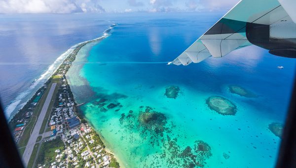 Pohľad z lietadla na ostrovný štát Tuvalu v Tichom oceáne. Zdroj: iStock.com/Dmitry Malov