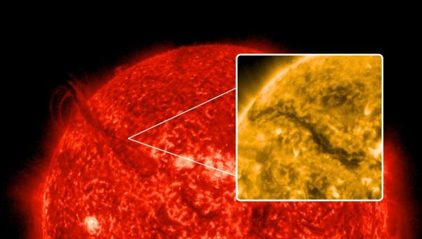 Zväčšený pohľad na rozsiahlu jazvu na povrchu Slnka. Zdroj Solar Dynamics Observatory (SDO)