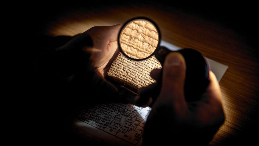 Tabuľka s fragmentom textu napísaného klinovým písmom.