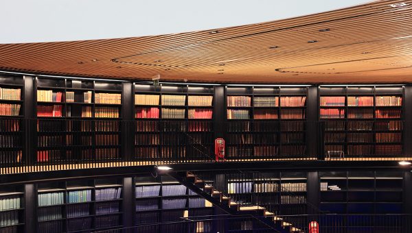 Staré zväzky kníh v knižnici. Zdroj: iStock.com/lukas_zb