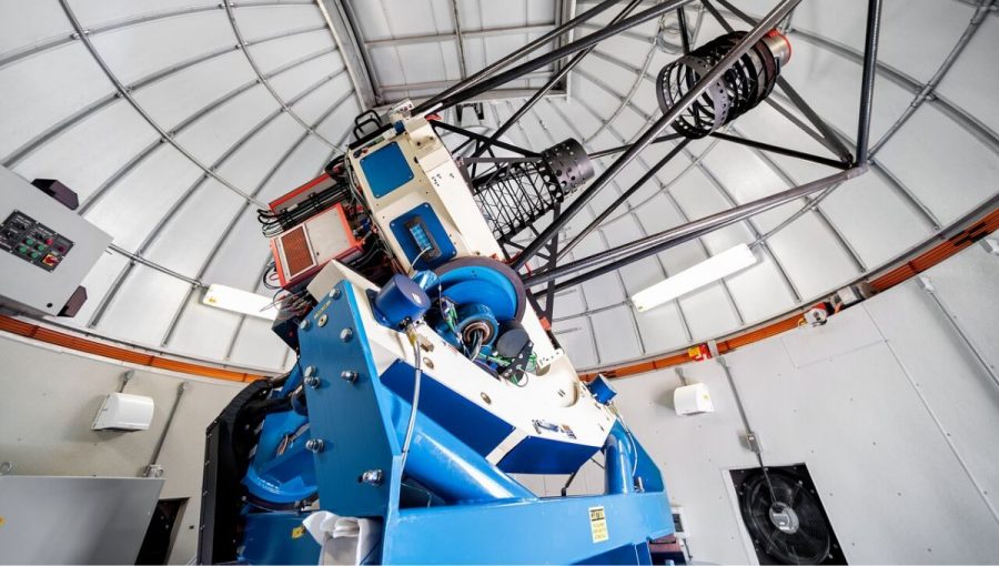 Las Cumbres Observatory – v sieti pracujú takéto štandardné metrové ďalekohľady.Zdroj: https://noirlab.edu/public/images 