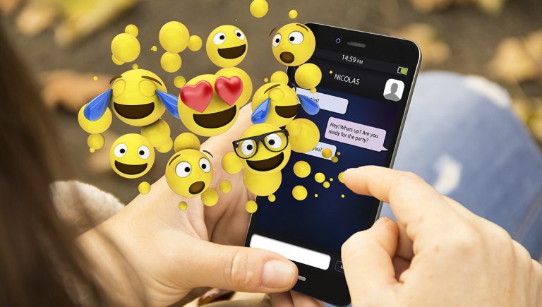 Používanie smajlíkov v chate. Zdroj: iStock.com/milindri
