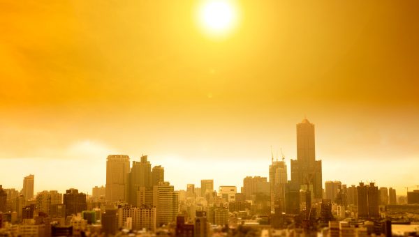 Mesto v letnej horúčave. Zdroj: iStock.com/Tomwang112