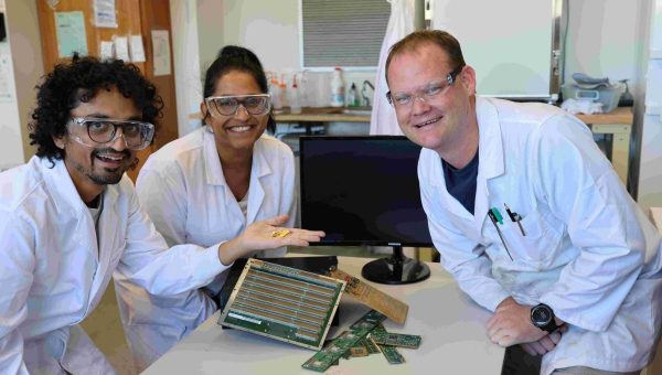 Tím vedcov, ktorí vyvinuli novú metódu recyklácie elektronického odpadu.