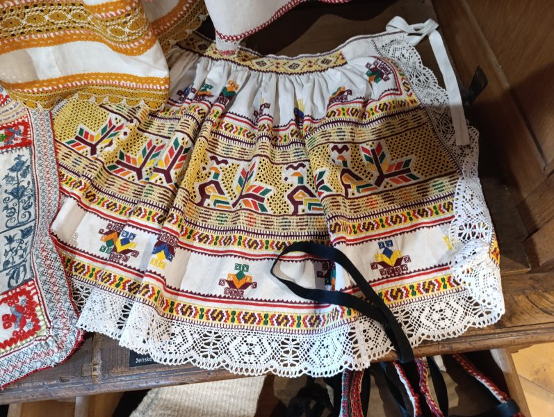 Sviatočná ženská vrchná sukňa z Čicmian. Zdroj: Mgr. Katarína Nádaská, PhD.