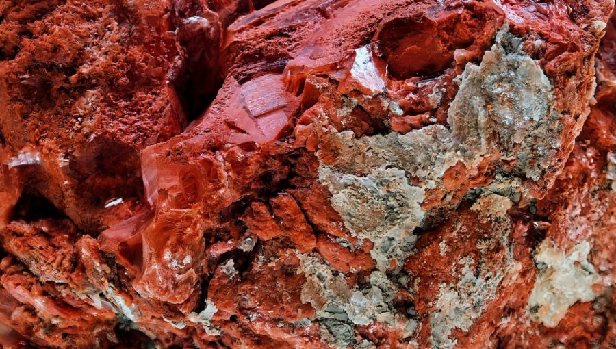 Červený minerál. Zdroj: iStock/Katarzyna Sawejko