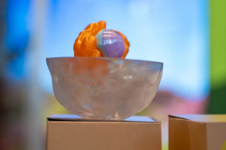 Replika modelu ľudského embrya vytlačená 3D tlačou vystavená ako súčasť výstavy Inštitútu Francisa Cricka na letnej vedeckej výstave Kráľovskej spoločnosti v Londýne v júli 2024. Replika je približne 500-krát väčšia ako skutočný model embrya s veľkosťou 0,3 milimetra. Zdroj: Stephen Potvin