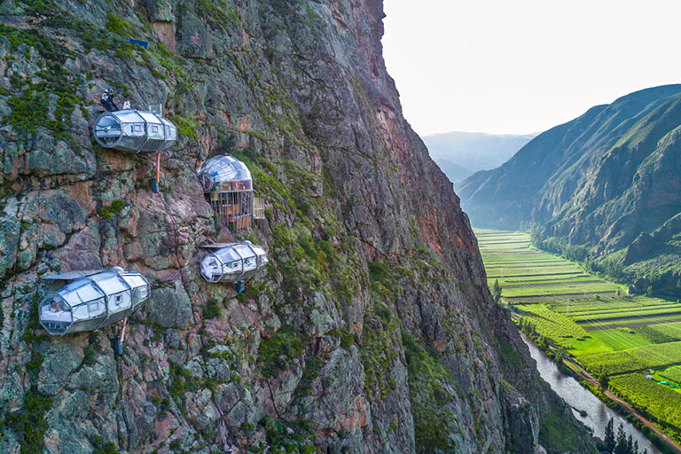 Kapsulový hotel v horách 