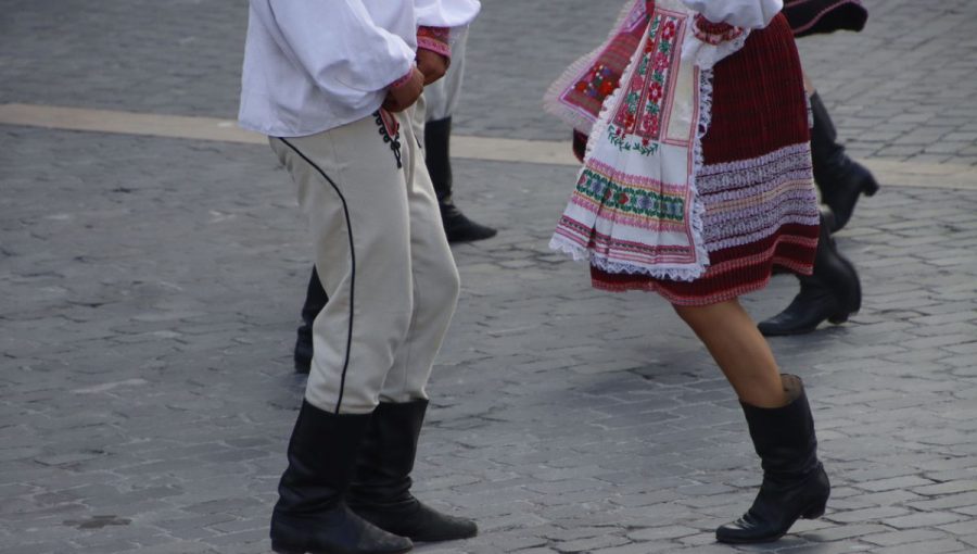 Tanečníci v slovenskom kroji. Zdroj: iStock/Wirestock