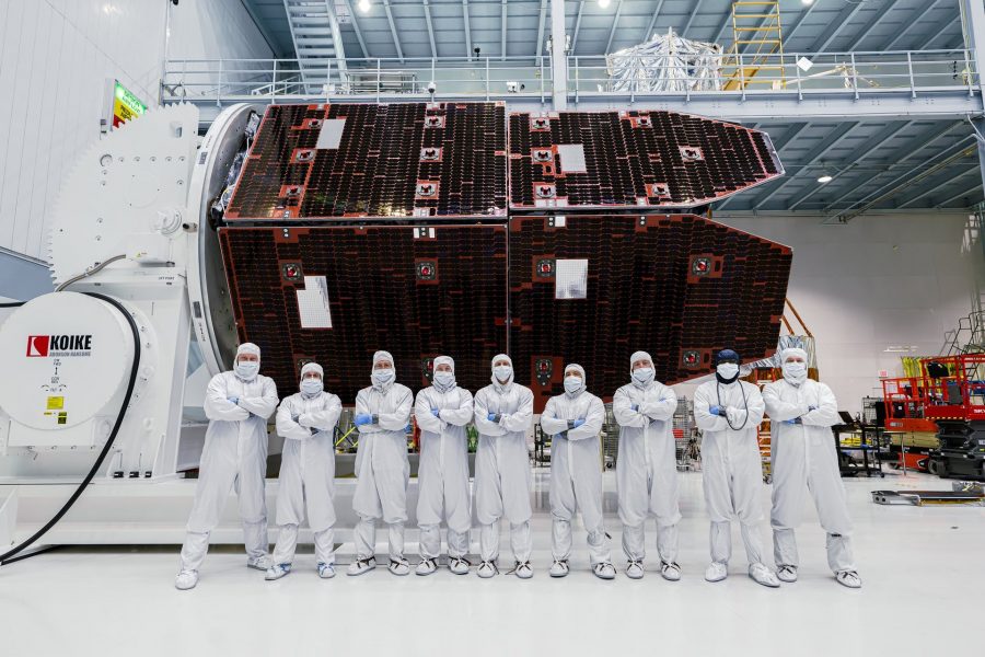 Technici v Goddardovom vesmírnom letovom centre NASA nedávno na teleskop nainštalovali slnečnú clonu Solar Array Sun Shield. Zdroj: NASA