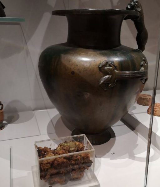Starogrécka bronzová nádoba vystavená v Ashmolean Museum v Oxforde, o ktorej už teraz vieme, že obsahovala med. 
