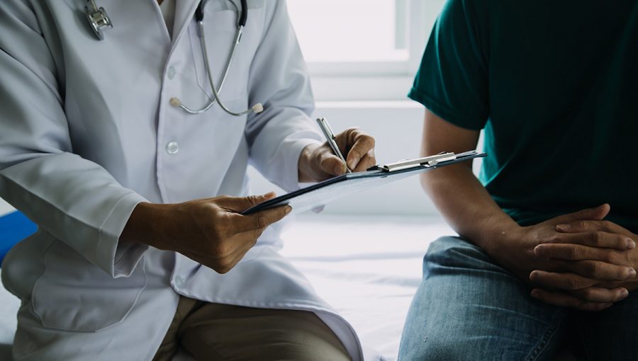 Písanie správy u lekára. Zdroj: iStock.com/ARMMY PICCA