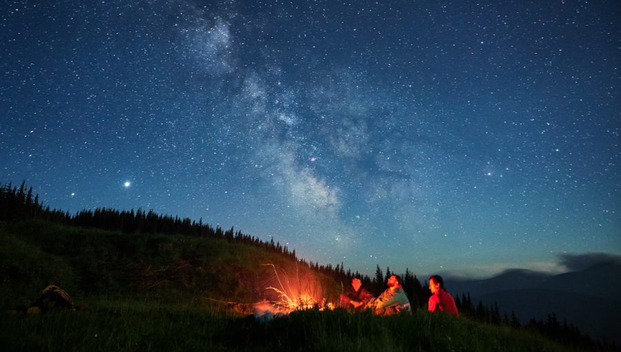 Pozorovanie nočnej oblohy pri ohnisku. Zdroj: iStock.com/anatoliy_gleb