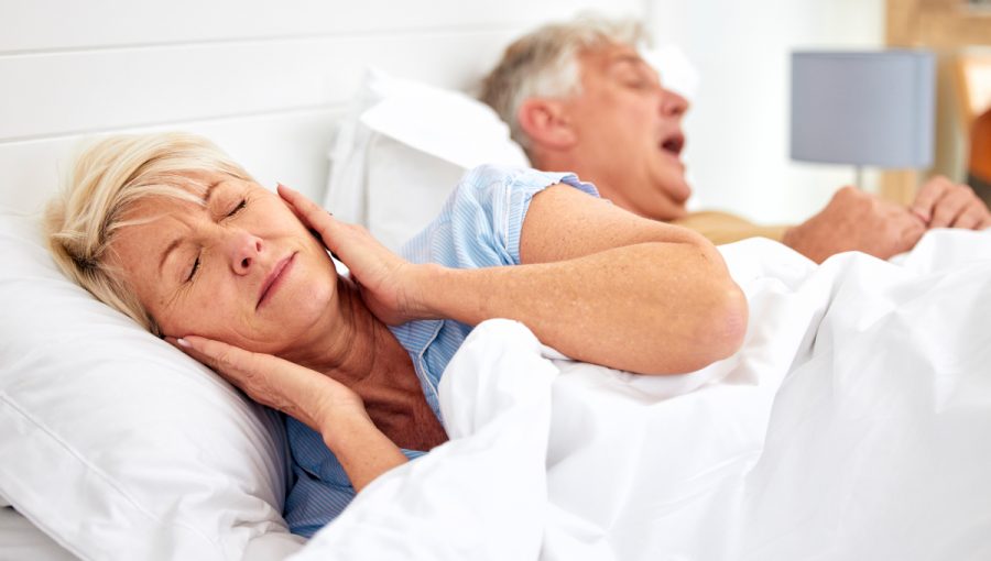 Žena nedokáže spať kvôli chrápaniu muža. Zdroj: iStock.com/Jacob Wackerhausen