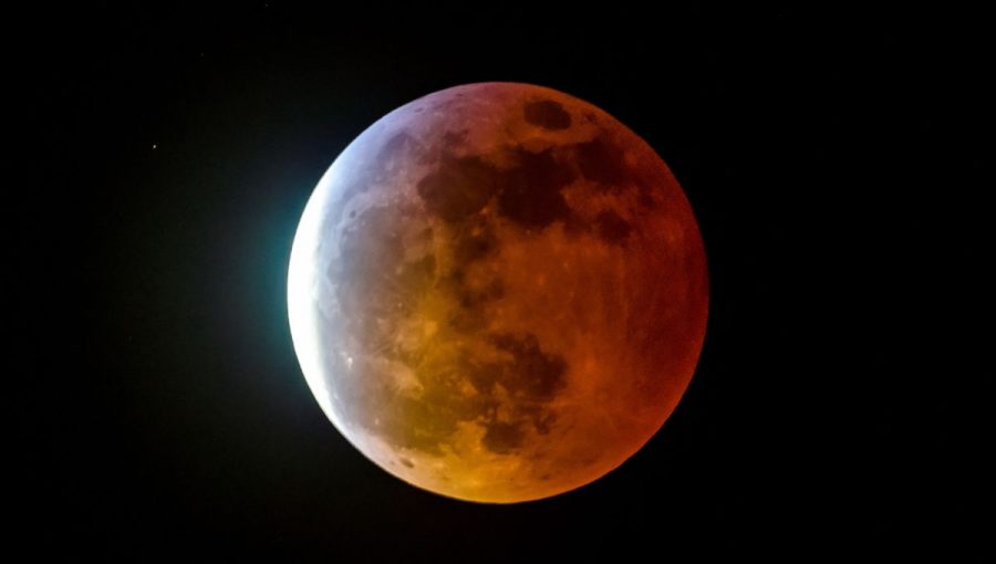 Na obrázku úplné zatmenie Mesiaca v roku 2019, Baker Creek, Banff National Park.