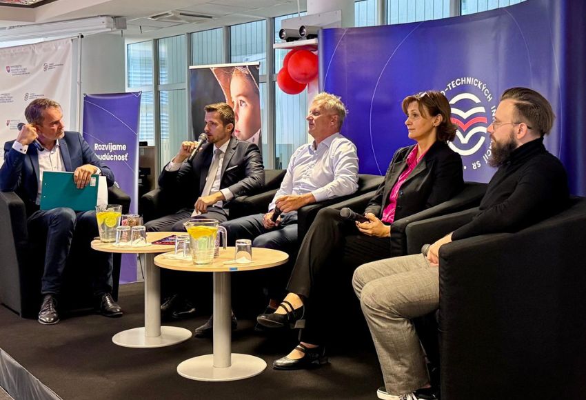 Diskusiu na tému popularizácie vedy na Slovensku otvoril štátny tajomník ministerstva školstva pre výskum, vývoj, mládež a inklúziu Ján Hrinko.