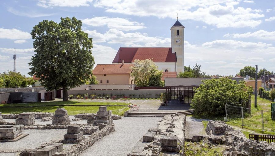 Antická Gerulata: Pohľad na vonkajšiu časť expozície s Kostolom sv. Márie Magdalény. Zdroj: muzeumbratislava.sk