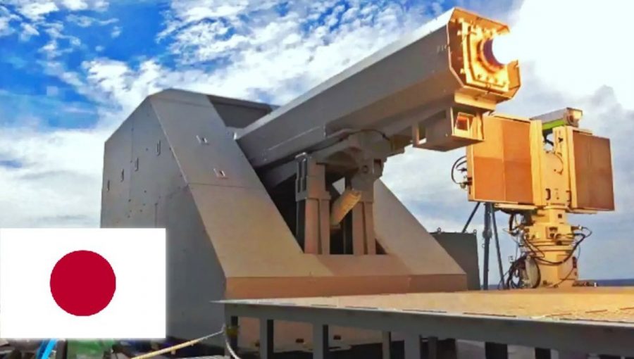 Elektromagnetické delo na snímke pri ostrom vypustení strely. Vpravo vidieť vežu zachytávajúcu rádiový signál s elektrooptickým alebo infračerveným kamerovým systémom. Zdroj: ATLA/koláž autora