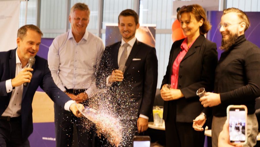 Zľava moderátor Gregor Mareš, generálny riaditeľ CVTI SR Róber Gálik, štátny tajomník pre výskum, vývoj, mládež a inklúziu Ján Hrinko a šéfredaktorka časopisu Quark Renata Józsová slávnostne pokrstili jubilejné číslo časopisu Quark.