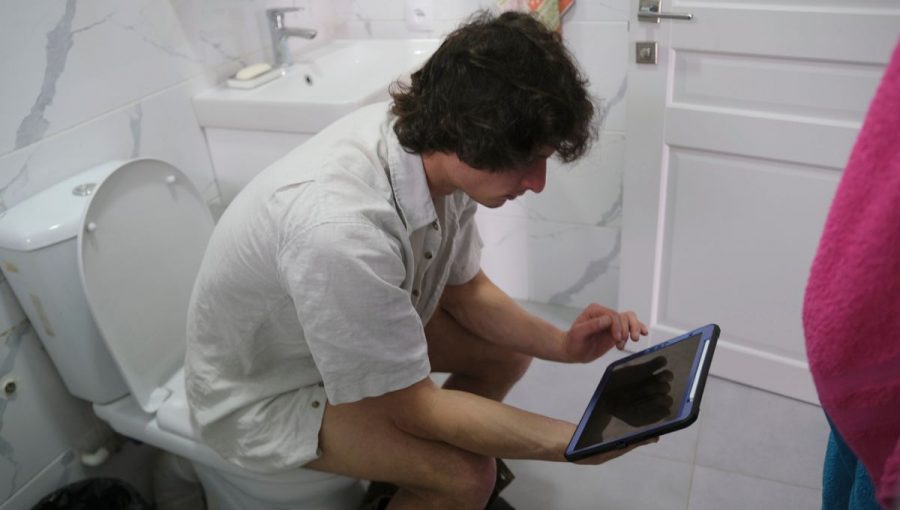 Sedenie na záchode. Zdroj: iStock/chekat