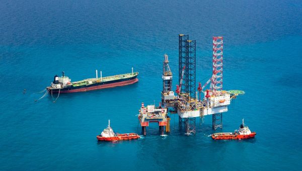 Ťažné zariadenie na mori. Zdroj: iStock/nattapon1975