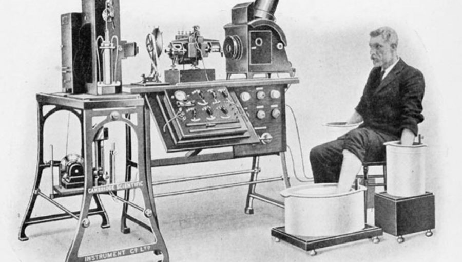 Willem Einthoven testuje strunový galvanometer. Zdroj: en.wikipedia.org