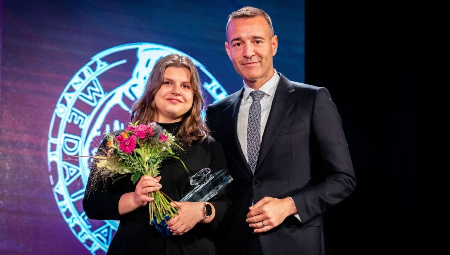 Osobitné ocenenie sv. Gorazda udelil minister Barbore Vnenčákovej, študentke Gymnázia v Spišskej Starej Vsi, za výnimočnú odvahu a statočnosť, ktorú preukázala počas januárového útoku na gymnáziu.