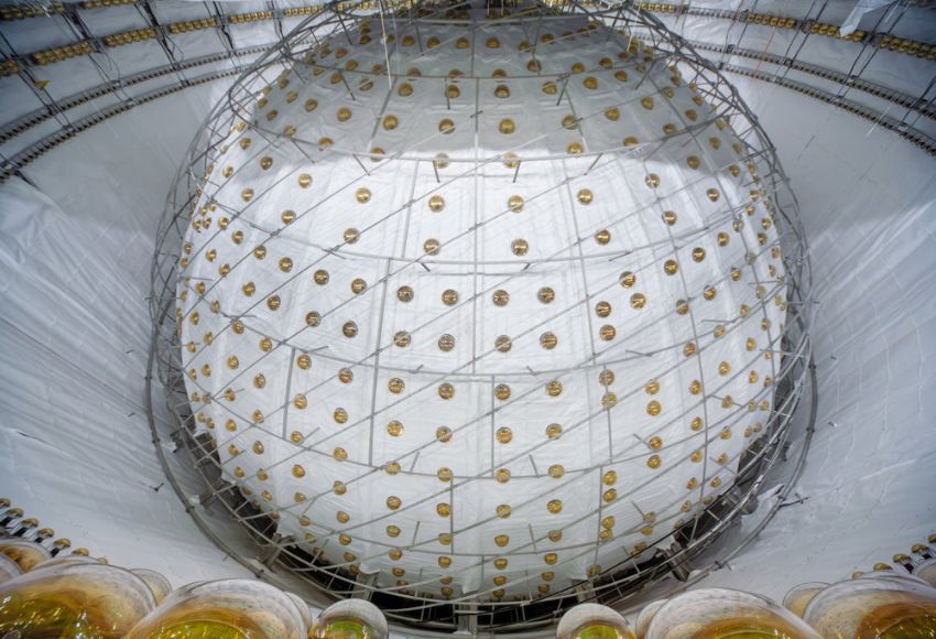 Pohľad na detektor JUNO zvonku. Priemer centrálnej časti je 35 metrov.