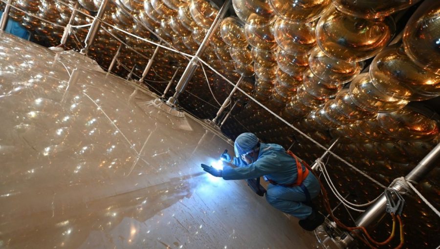 Centrálna akrylová sféra fotonásobiča.