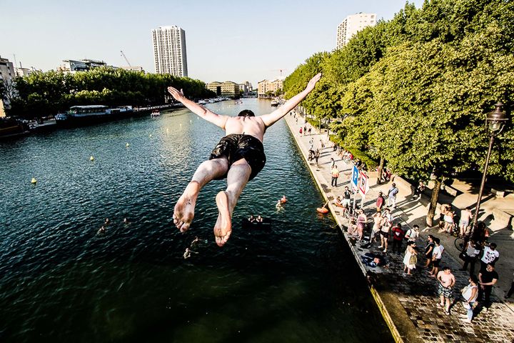 Muž skáče do vody