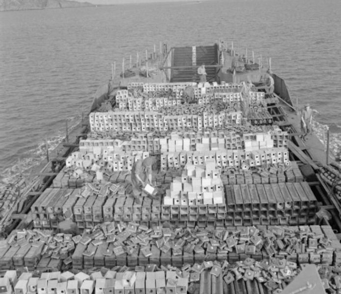 Likvidácia prebytočnej munície. Na obrázku tankové vyloďovacie plavidlo naložené muníciou na ceste k podmorskej skládke v pobrežných vodách Škótska.