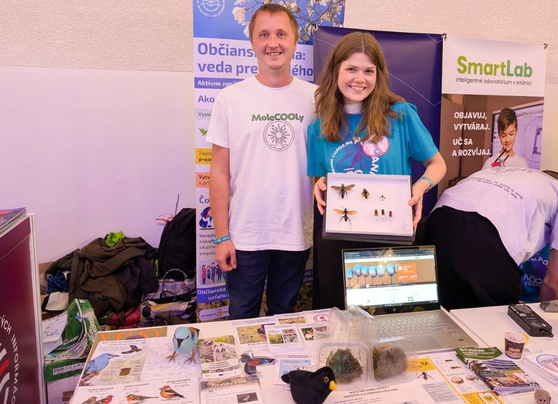 Zoológovia Adrián Purkart a Lucia Glajšeková počas Noci vedy 2025. 