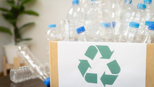 Recyklácia plastových fliaš. Zdroj: iStock.com/Thanadon Naksanee