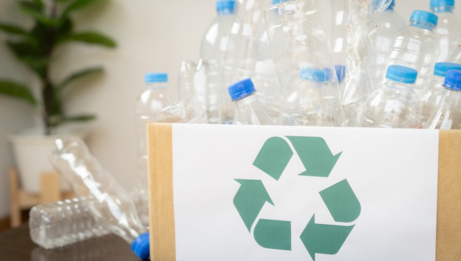 Recyklácia plastových fliaš. Zdroj: iStock.com/Thanadon Naksanee