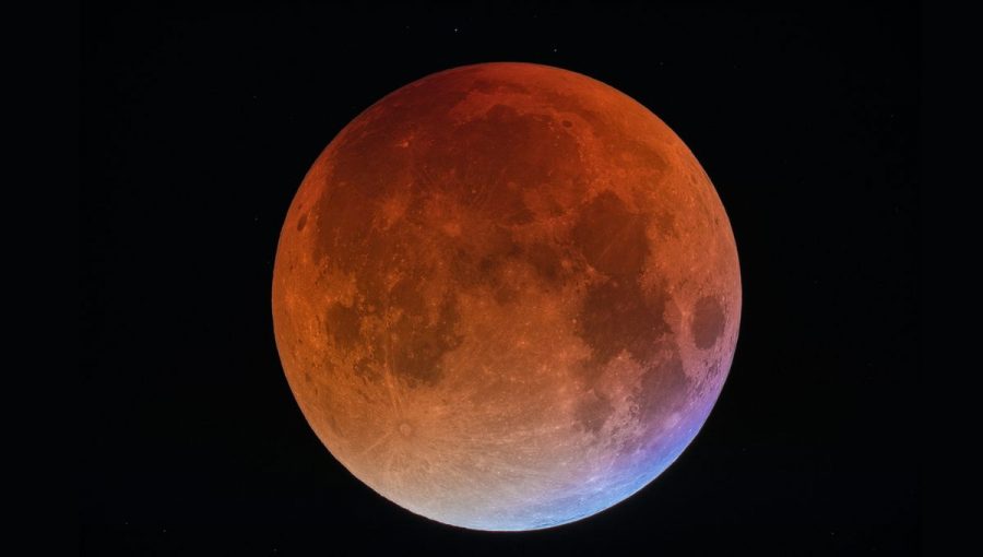 Snímka dňa NASA z 3. októbra 2015 s názvom A Blue Blood Moon. Ostrý teleskopický záber zachytáva spln Mesiaca v septembri označovaný aj ako Žatevný Mesiac (Harvest Moon) na začiatku úplného zatmenia Mesiaca. Krvavo červený Mesiac v splne autor zachytil aj s modrastým okrajom, ktorý vzniká prechodom slnečného svetla cez ozónovú vrstvu v hornej stratosfére.