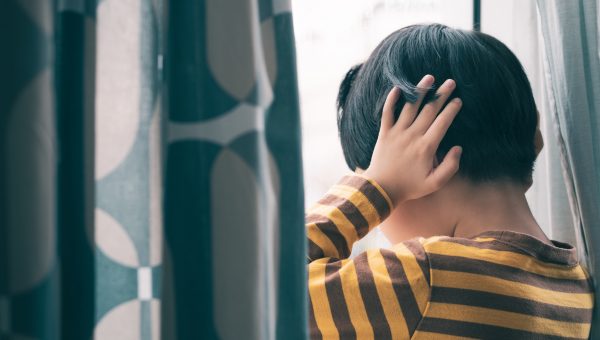 Dieťa si zapcháva uši. Zdroj: iStock.com/Jatuporn Tansirimas