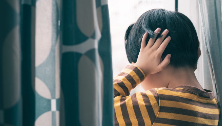 Dieťa si zapcháva uši. Zdroj: iStock.com/Jatuporn Tansirimas