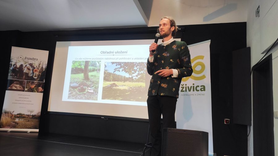 Adam Vokáč - Adam Vokáč – koordinačný a programový pracovník, hrobár a správca lúčneho cintorína. Zdroj: Lenka Dudlák Sidorová