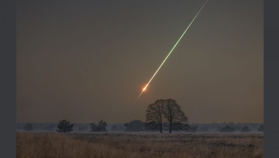 Fotografia z 13. februára 2023 zachytáva meteor, ktorý vznikol preletom asteroidu 2023 CX1 atmosférou.