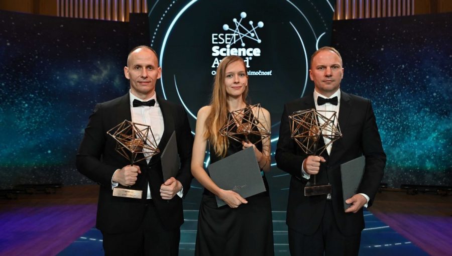 Laureáti ocenenia ESET Science Award 2025: zľava Ľubomír Švorc, Daniela Vacek a Martin Kahanec.