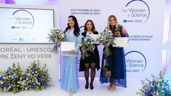 Na spoločnej fotografii zľava: MUDr., Mgr. Tomáš Hromádka, PhD., podpredseda SAV pre vedu, výskum a inovácie prof. RNDr. Ľubica Lacinová, DrSc., členka Predsedníctva SAV a predsedkyňa odbornej komisie Monika Masewicz, generálna riaditeľka L'Oréal na Slovensku Mgr. Anna Kityk, PhD., laureátka v kategórii fyzikálne a formálne vedy Mgr. Zuzana Garaiová, PhD., laureátka v kategórii inžinierske vedy a technológie prof. RNDr. RNDr. Lenka Lorencová, PhD., laureátka v kategórii vedy o živej prírode Denisa Frelichová, generálna tajomníčka Slovenskej komisie pre UNESCO Jeho Exc. Nicolas Suran, veľvyslanec Francúzska na Slovensku. Zdroj: L’Oréal – UNESCO Pre ženy vo vede